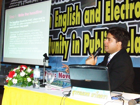 Suwanthep Malhotra, executive business development director of Pattaya Mail Publishing Co., presents his talk to PR personnel of Burapha University on “Writing a Press Release in English”.